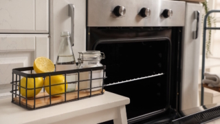 Как легко очистить духовку: простой способ с лимоном и уксусом
