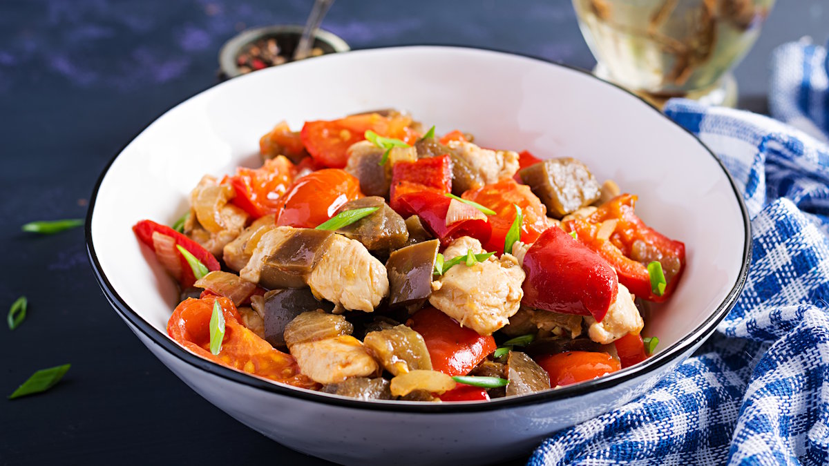 Овощное рагу с курицей и баклажанами