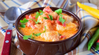 Готовим паприкаш по-венгерски: курица, помидор, перец и секрет из фруктовой корзины