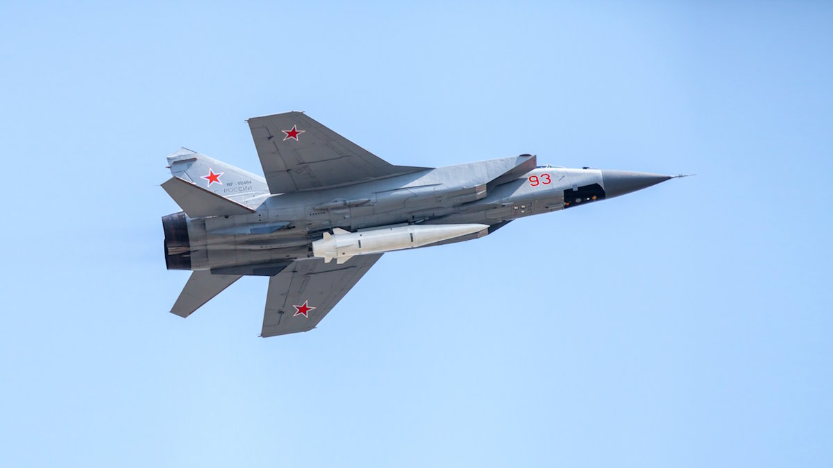 Российский истребитель-перехватчик МиГ-31К с гиперзвуковой ракетой "Кинжал" (архивное фото)