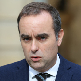 Лекорню подал в отставку — на посту премьера Франции он был рекордно короткий срок