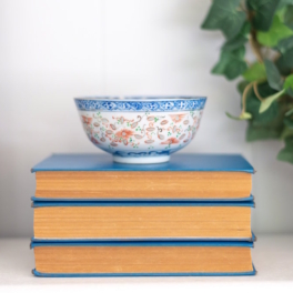 Несколько нетривиальных идей об использовании книжных стопок в интерьере