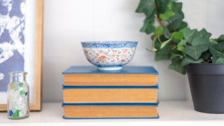 Несколько нетривиальных идей об использовании книжных стопок в интерьере