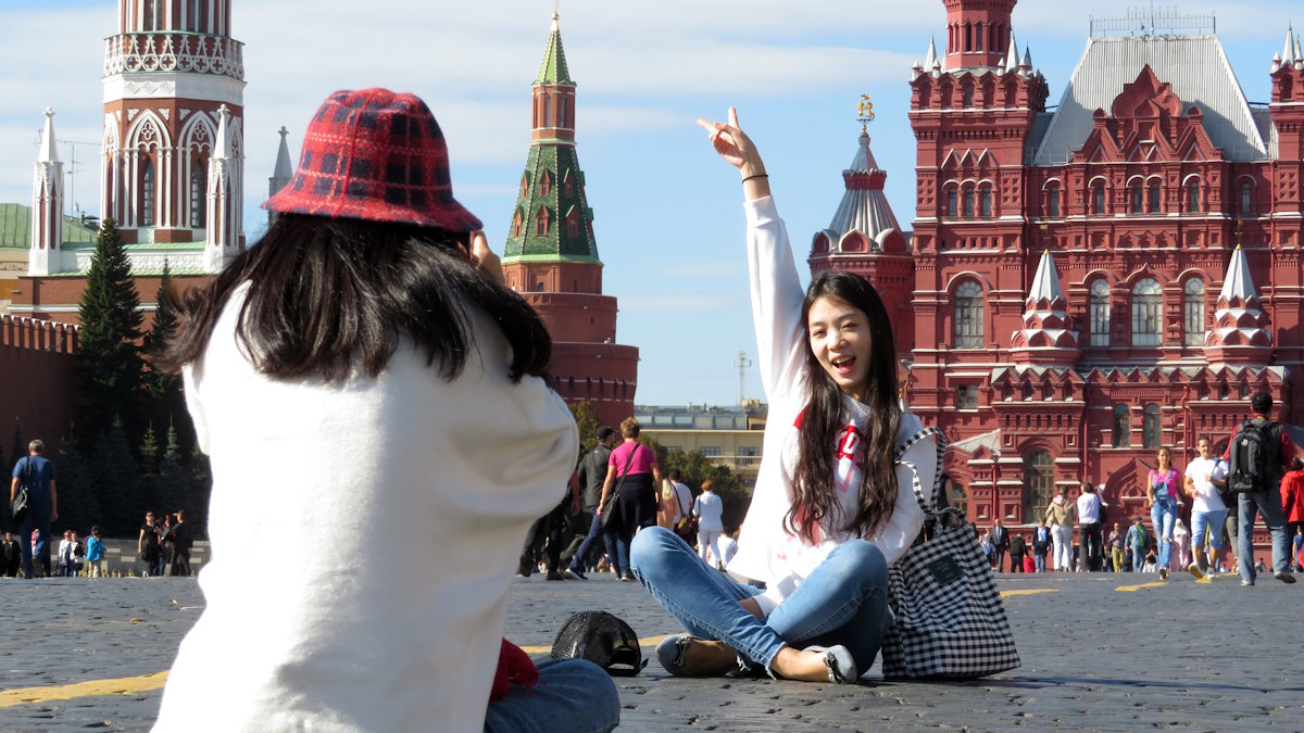 Туристы на Красной площади в Москве