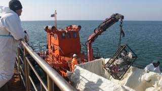 Осенние штормы подняли мазут со дна Чёрного моря