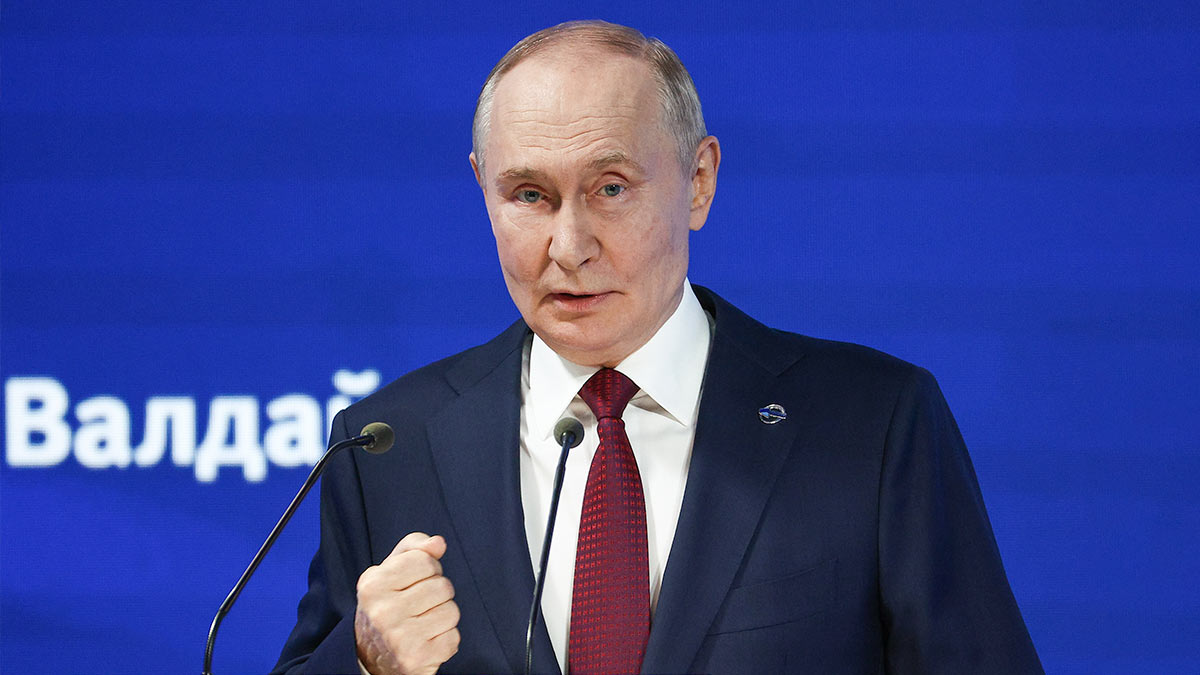 Президент РФ Владимир Путин во время пленарной сессии "Полицентричный мир: инструкция по применению"