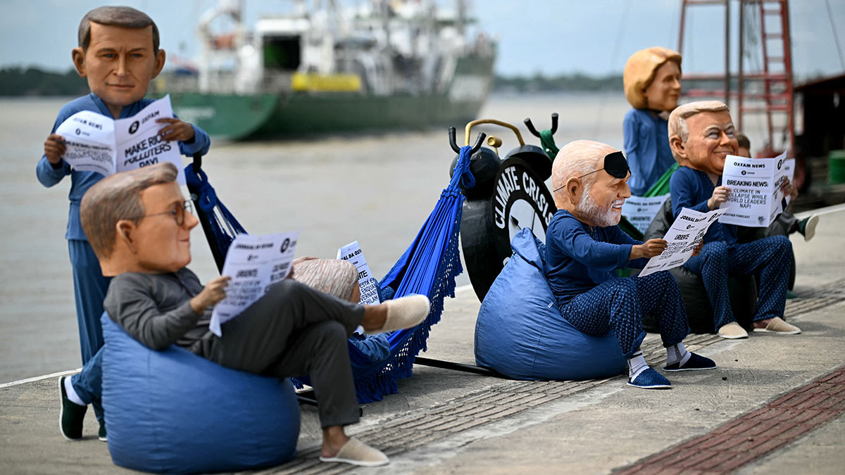 Активисты в масках мировых лидеров на конференции COP30