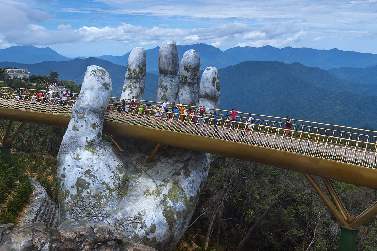 Золотой мост, также известный как «Руки Будды», расположен возле Дананга