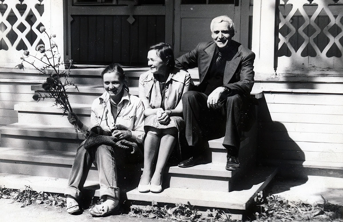 Константин Симонов с женой Ларисой Жадовой и дочерью Саней Симоновой