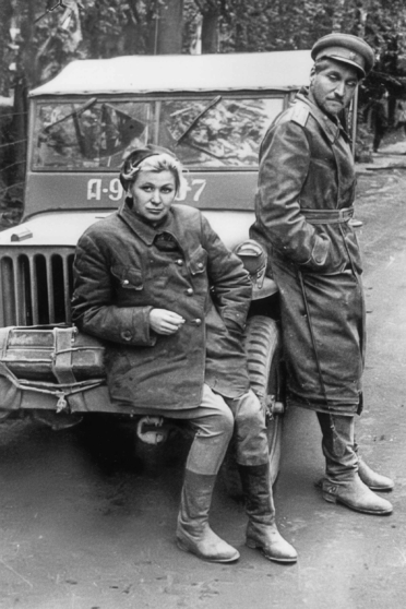 Симонов со своей возлюбленной Валентиной Серовой, 1944 год