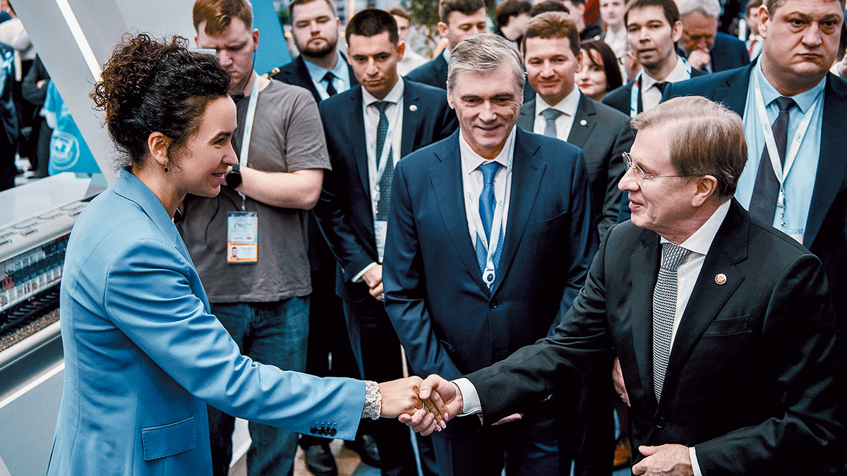 Гендиректор ООО «Универсальная логистика» Ирина Ольховская, зампредседателя правительства Виталий Савельев и директор департамента транспорта правительства Анатолий Мещеряков на выставке «Транспорт России»