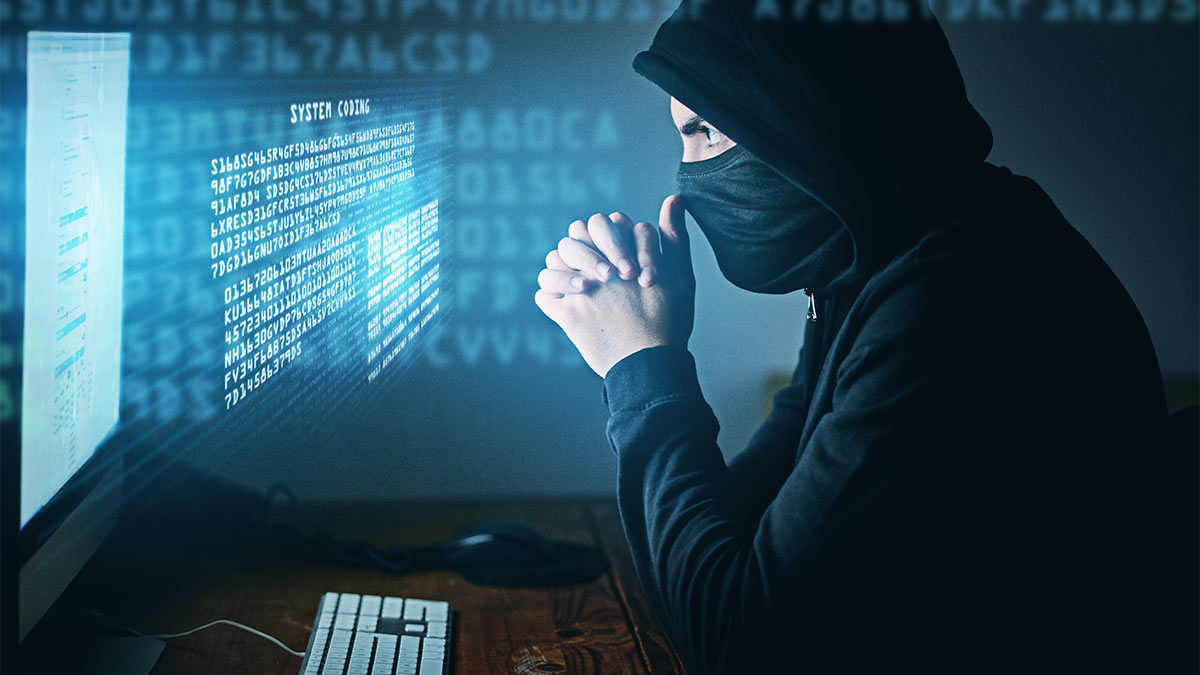 Хакер у компьютера