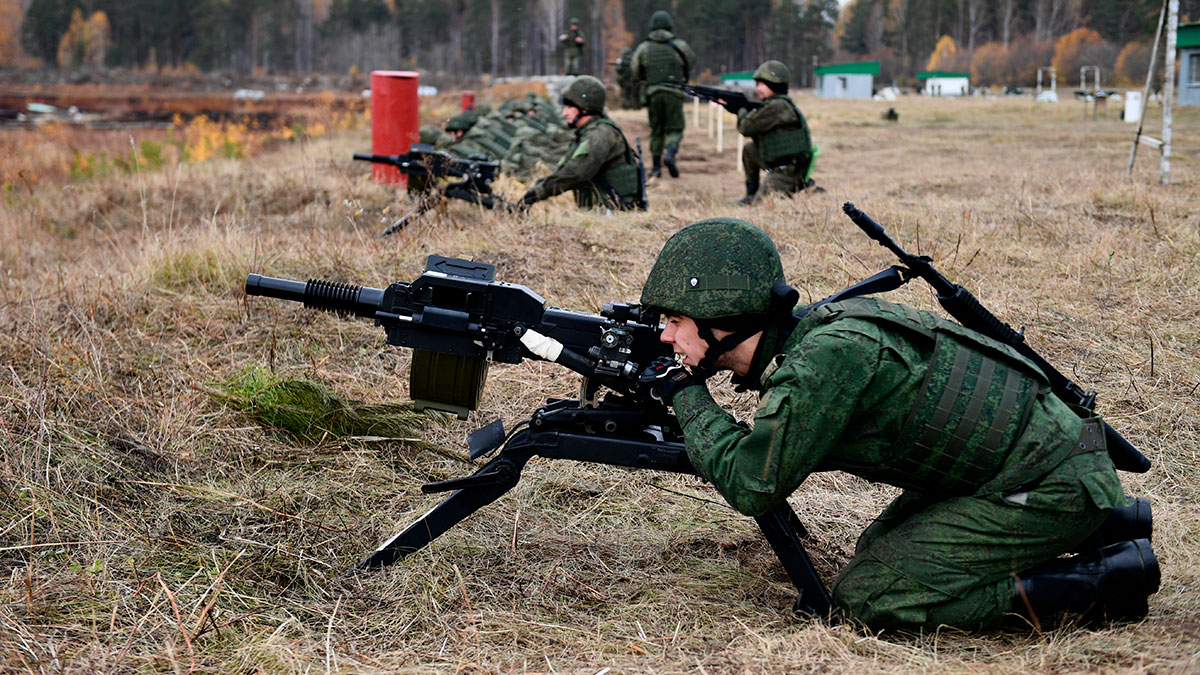 Военнослужащий из числа мобилизованных на занятиях по военной подготовке