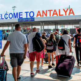 Турпоток из России в Анталью вырос в октябре на 12%, показав лучшую динамику с начала года