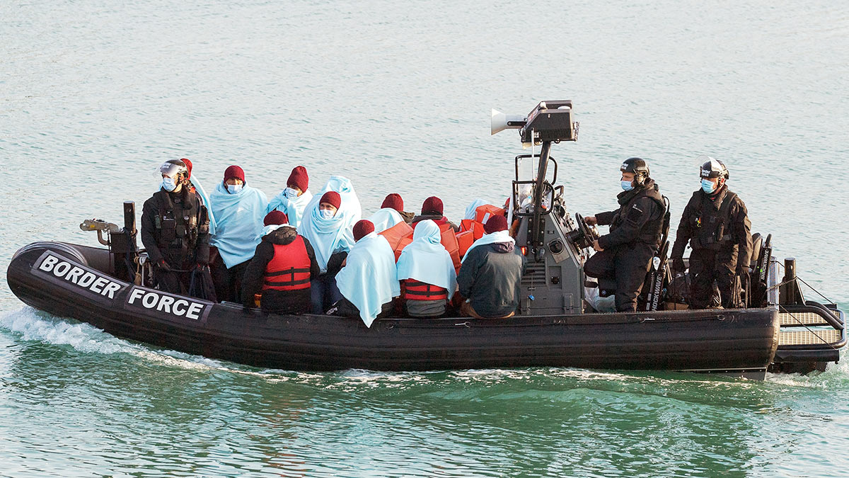 Великобритания столкнулась с рекордным числом запросов на убежище в 2024 году