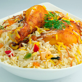 Готовим бириани с курицей: индийский плов с неожиданными ингредиентами