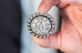 Брошь Наполеона, оставленную им при бегстве с Ватерлоо, купили за $4,4 млн