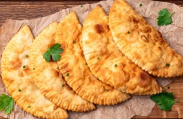 Избавьтесь от лишнего ингредиента – и домашние чебуреки получатся пышными и воздушными