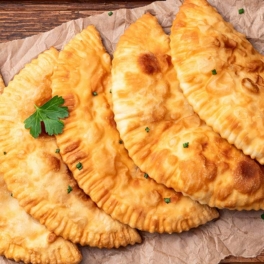 Избавьтесь от лишнего ингредиента — и домашние чебуреки получатся пышными и воздушными