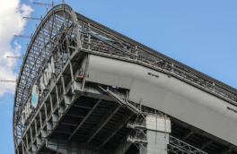 При сносе "Снежкома" в подмосковном Красногорске рухнула часть опорной колонны, десятки автомобилей повреждены