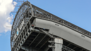 При сносе "Снежкома" в подмосковном Красногорске рухнула часть опорной колонны, десятки автомобилей повреждены