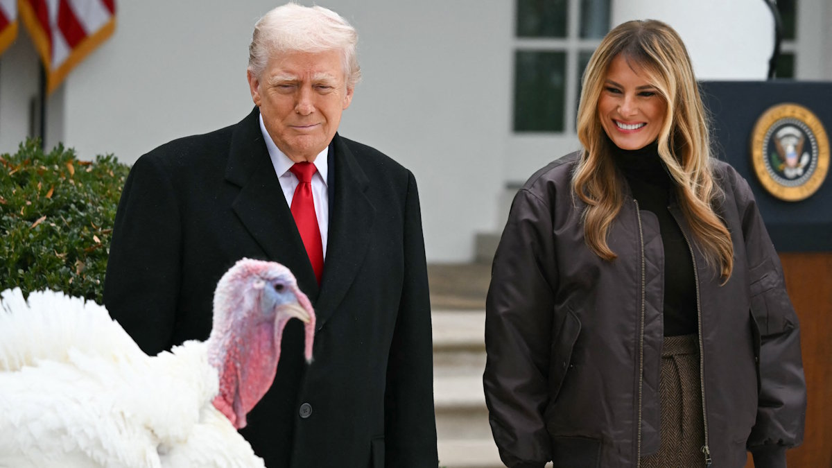 Президент США Дональд Трамп и первая леди США Мелания Трамп во время церемонии помилования индеек