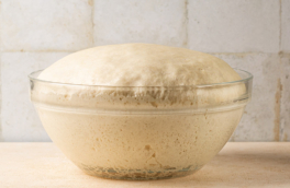 Что добавить в дрожжевое тесто, чтобы оно поднялось быстрее, а выпечка долго не черствела: секрет пекарей