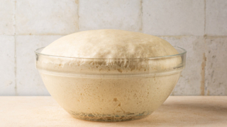 Что добавить в дрожжевое тесто, чтобы оно поднялось быстрее, а выпечка долго не черствела: секрет пекарей