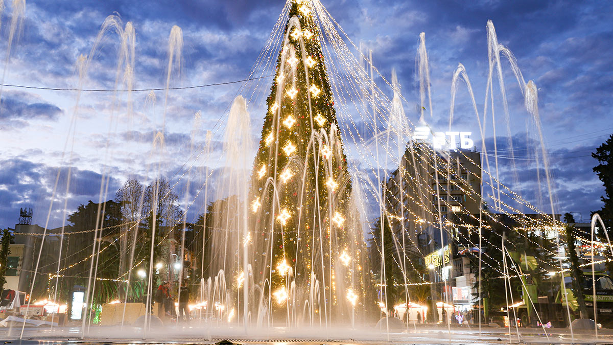 Главная елка города на площади Флага