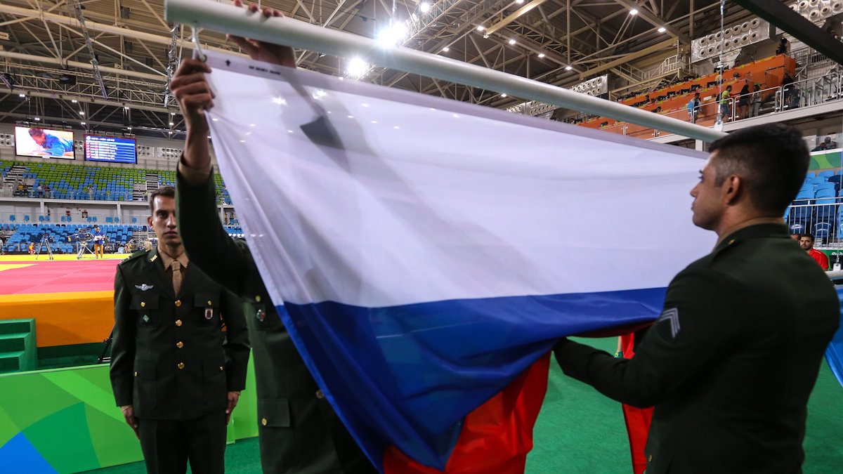 Спуск российского флага после церемонии награждения победителей в соревнованиях по дзюдо (архивное фото)