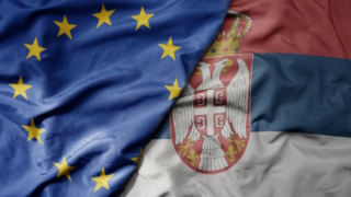 Еврокомиссия назвала причину задержки вступления Сербии в ЕС
