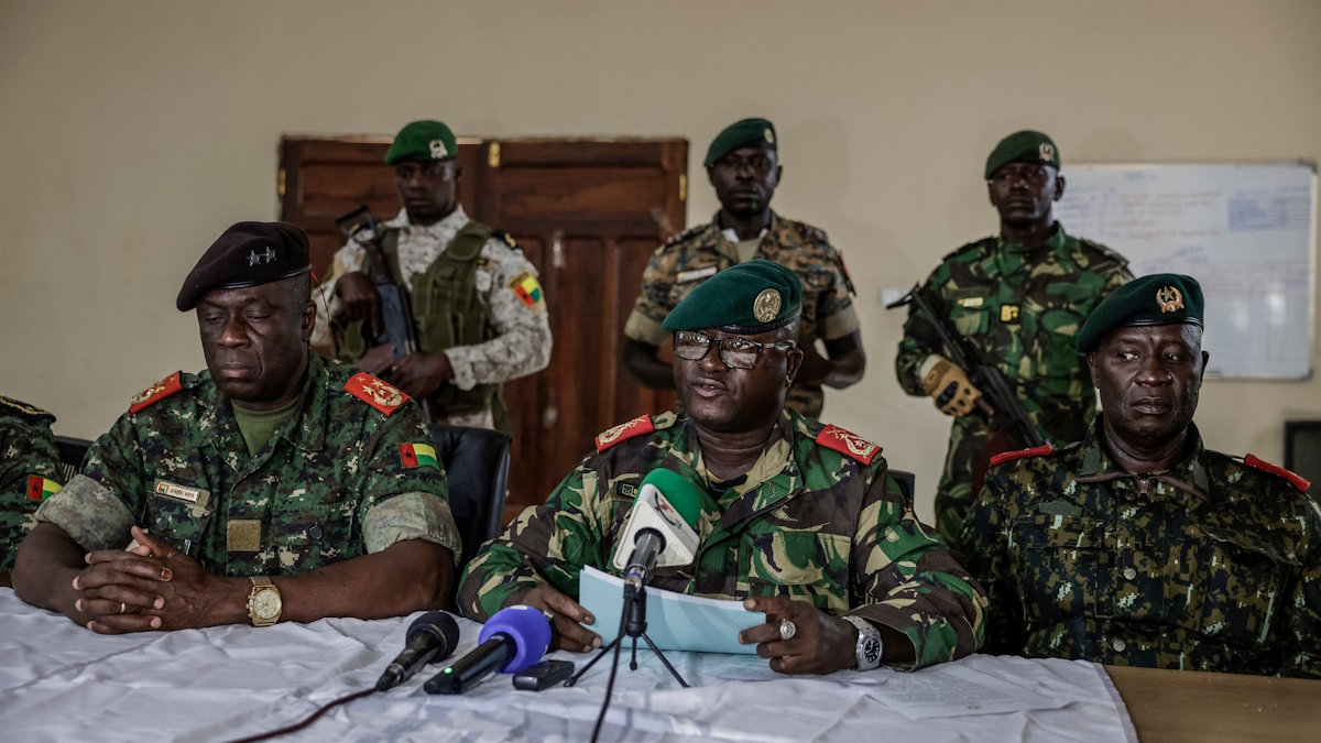 Генерал Денис Н'Канья (в центре) объявил о захвате военными власти в Гвинее-Бисау