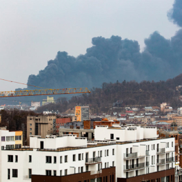 Небо над Львовом затянуло дымом после взрывов, жителям рекомендовали закрыть окна