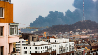Небо над Львовом затянуло дымом после взрывов, жителям рекомендовали закрыть окна