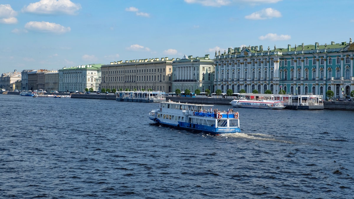 Санкт-Петербургу не нужен речной транспорт?