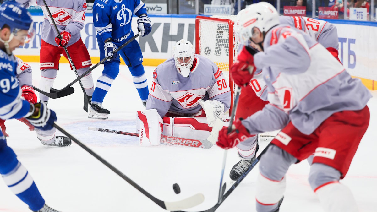 "Динамо" проиграло "Спартаку" в первом матче КХЛ после увольнения Кудашова