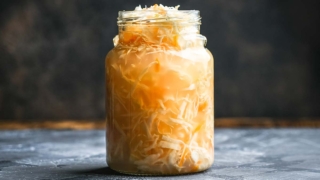 Ошибки, которые нельзя допускать: почему рассол квашеной капусты становится тягучим и мутным