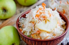 Квашеная капуста с яблоками и мандаринами: простой рецепт аппетитной заготовки к Новому году