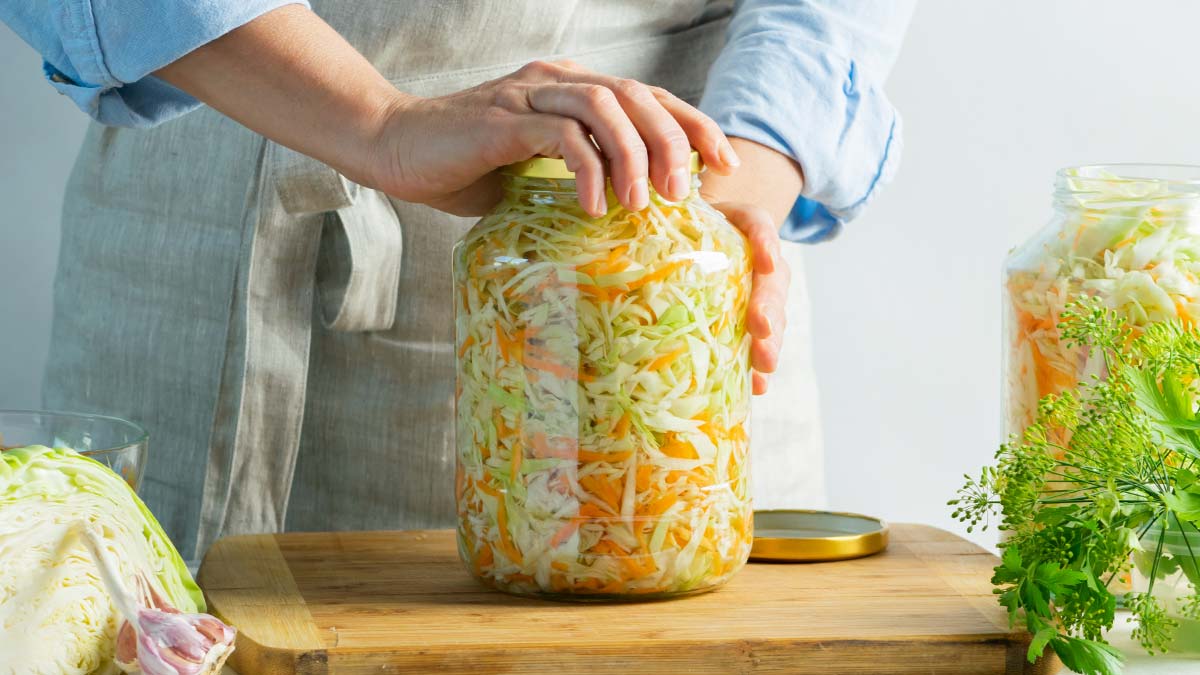 Зачем, когда и как часто протыкать капусту при квашении