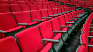 В Хакасии 33 человека получили ожоги глаз в кинотеатре