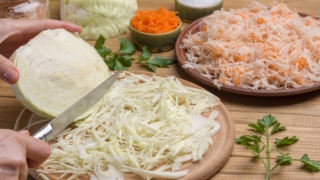 Квашеная капуста получится вкусной и хрустящей: какие кочаны выбирают опытные хозяйки