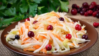 Квашеная капуста с виноградом и клюквой: приготовленная по такому рецепту домашняя заготовка станет украшением стола