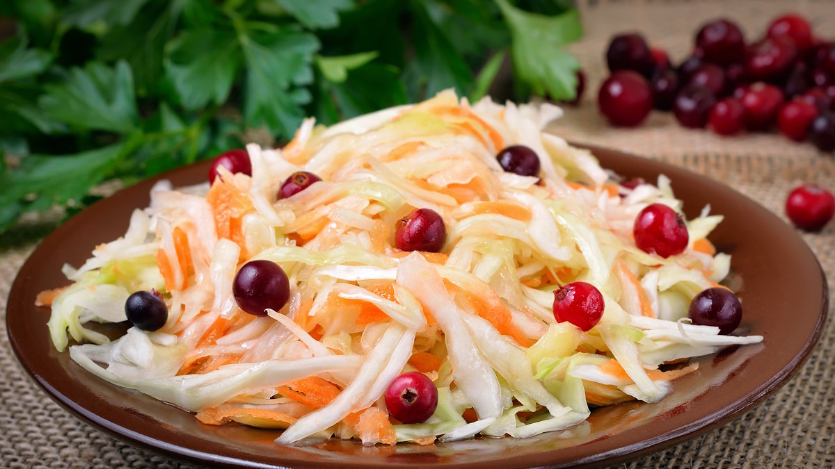 Квашеная капуста с клюквой