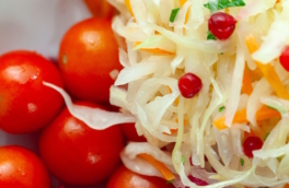 Квашеная капуста с помидорами: простой рецепт, который придаст оригинальный вкус любимой домашней заготовке