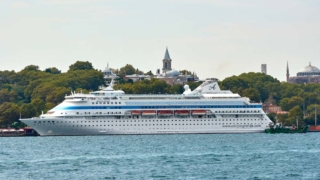 Круизный лайнер с россиянами, не попавший в порт Стамбула, вернулся в Сочи
