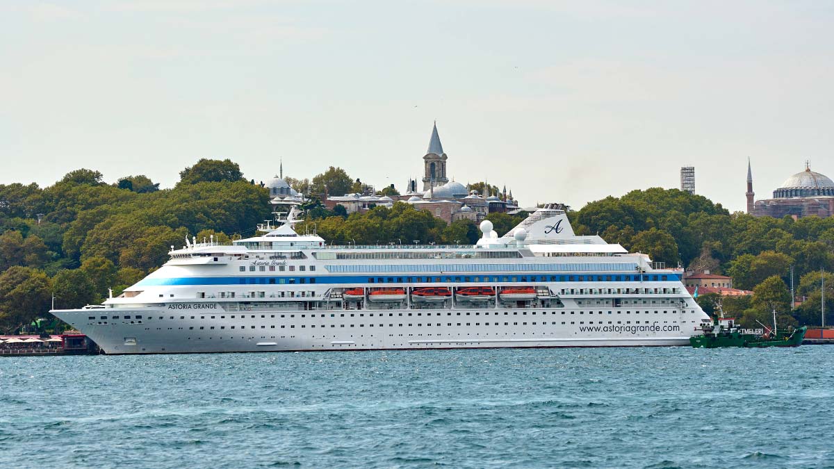 Круизный лайнер Astoria Grande вернулся в Сочи