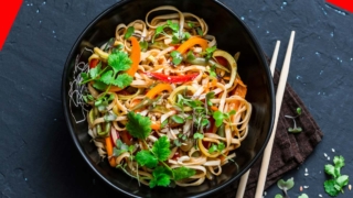 Рецепт для любителей китайской кухни: лапша быстрого приготовления с овощами