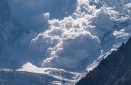 Лавина сошла возле золоторудного месторождения на Камчатке, погиб человек, второго ищут