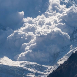 Лавина сошла возле золоторудного месторождения на Камчатке, погиб человек, второго ищут