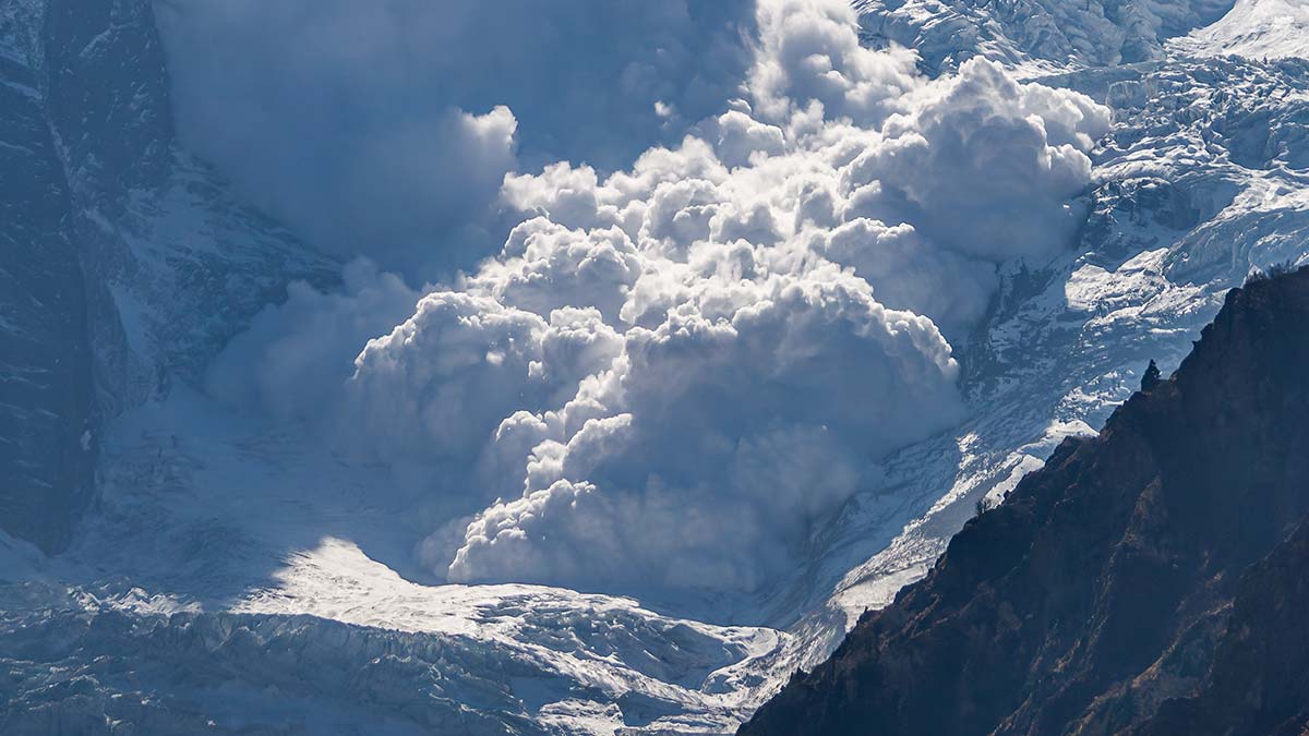 Один человек погиб при сходе лавины на Камчатке